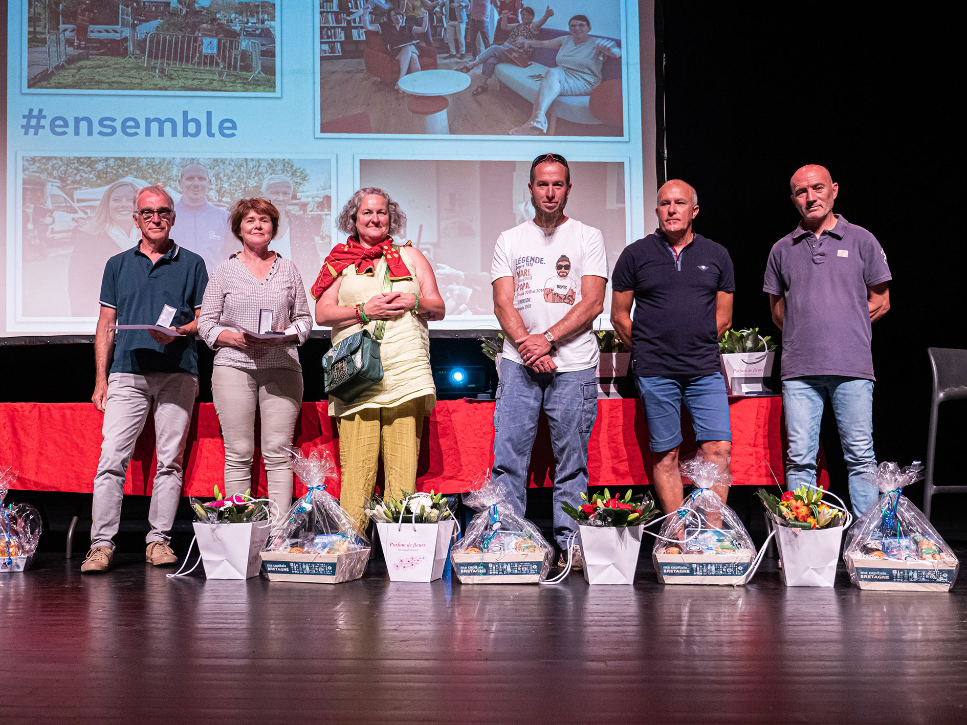 Les médaillés : de gauche à droite, Thierry DENIAUD, Hélène TROCMÃ, Sandrine MARTIN, Denis SURREAU, Patrice LE PAJOLEC et Pascal BIENVENU