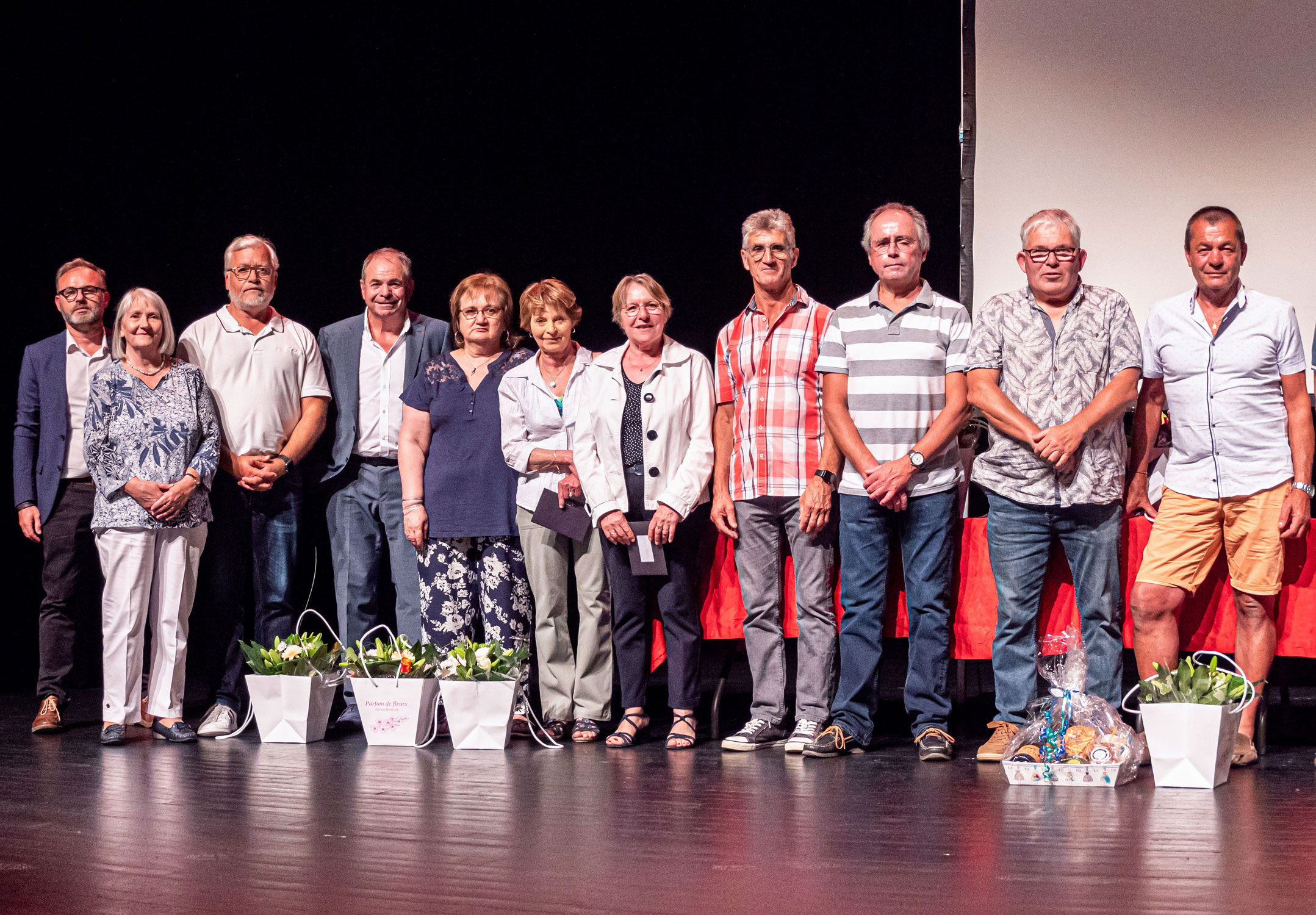 Les retraités : à la gauche de M. le Maire, Marie-Line PICHON, Denise HOUGUET, Catherine MORICEAU, Christian FRADET, Alain LE CADRE, Philippe BOCQUEL et Pascal BERNARD