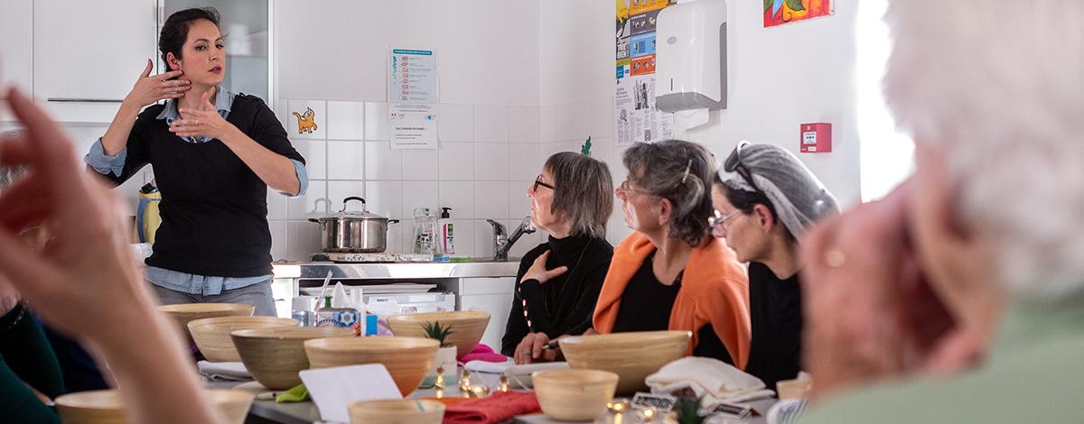 Le maquillage et le confort digestif au menu des ateliers d’été pour les + de 60 ans