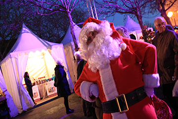 Le Père Noël sera régulièrement présent sur le marché de Noël et en déambulation dans la ville.