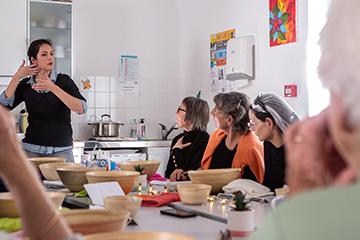 Le maquillage et le confort digestif au menu des ateliers d’été pour les + de 60 ans
